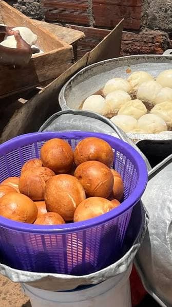 Freshly fried bofrot