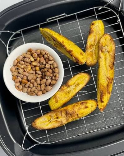 Kelewele served with roasted peanuts